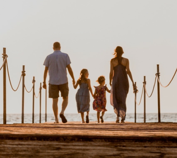Szczęsliwa rodzina na spacerze nad morzem